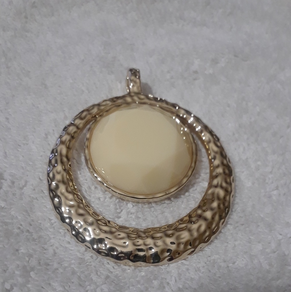 Premier Designs French/Vanilla Enhancer/PENDANT
